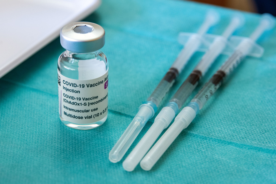 Drei vorbereitete Spritzen mit dem Corona-Impfstoff AstraZeneca liegen in einer Hausarztpraxis bereit.