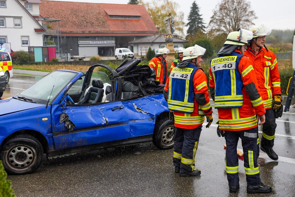 Sichtlich in Mitleidenschaft gezogen wurde der blaue Unfallwagen im Zuge der schweren Kollision.