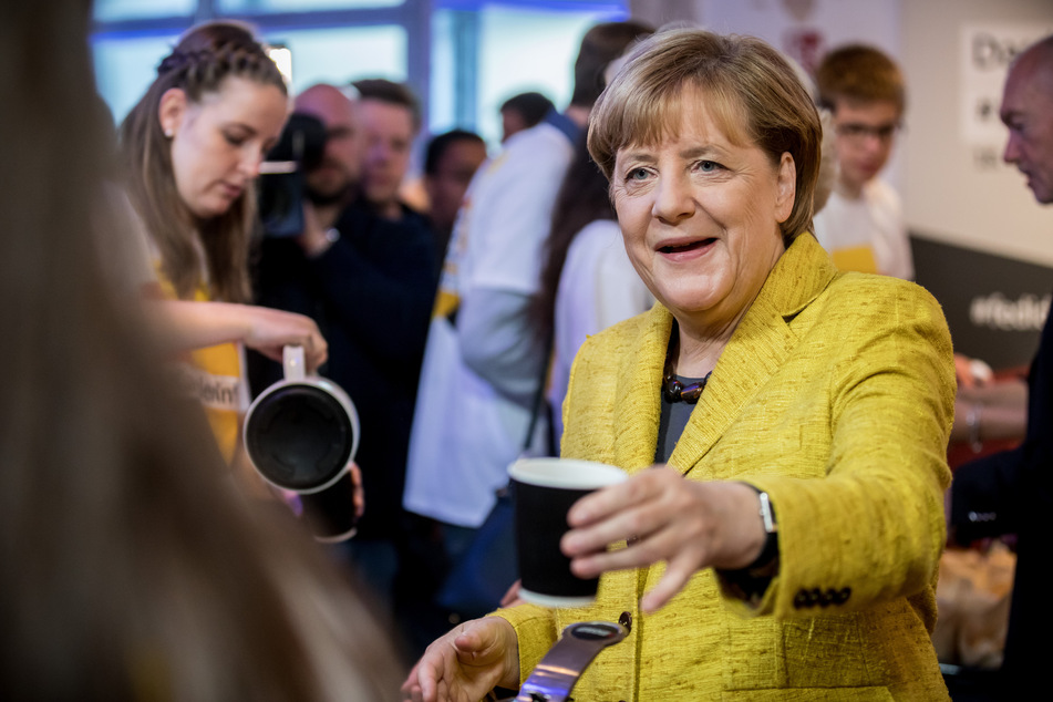 Prost! Bundeskanzlerin Angela Merkel (66, CDU) trinkt nicht mehr nur Kaffee, sie ist scheinbar der Kaffee.
