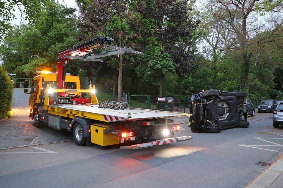 Ein Abschlepper zog den SUV aus der Engstelle heraus.