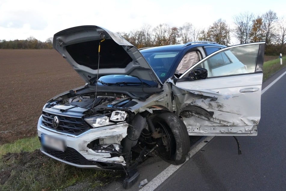 Der VW wurde bei dem Unfall stark beschädigt.