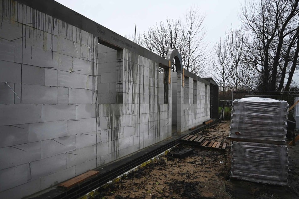 Auf dem Grundstück wird derzeit ein neues Ferienhaus gebaut.