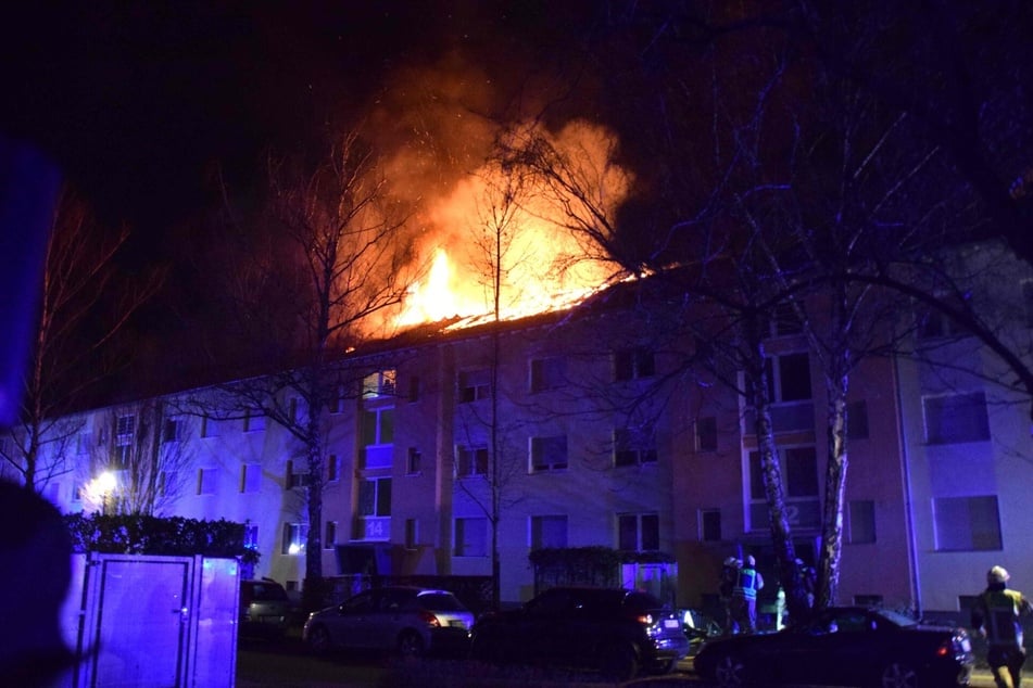 Aus weiter Entfernung konnte man die Flammen auf dem Dach des Wohnhauses erkennen.