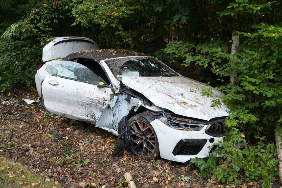 Das BMW-Cabrio kam am Fahrbahnrand zum Stehen. Der Wagen war auf der nassen Fahrbahn ins Schleudern geraten.