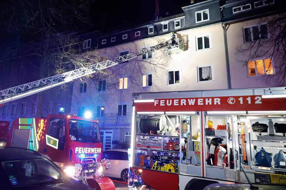 Chemnitz: Küchenbrand in Chemnitz: Zwei Personen müssen ins Krankenhaus