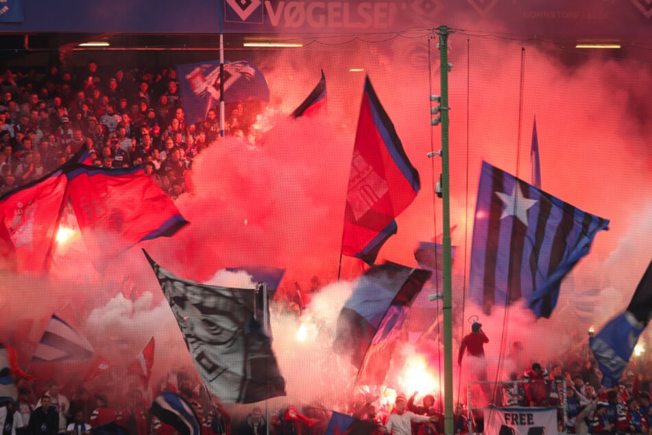 Der Anpfiff der zweiten Hälfte verzögerte sich um mehrere Minuten, weil beide Fanlager Unmengen an Pyrotechnik zündeten.