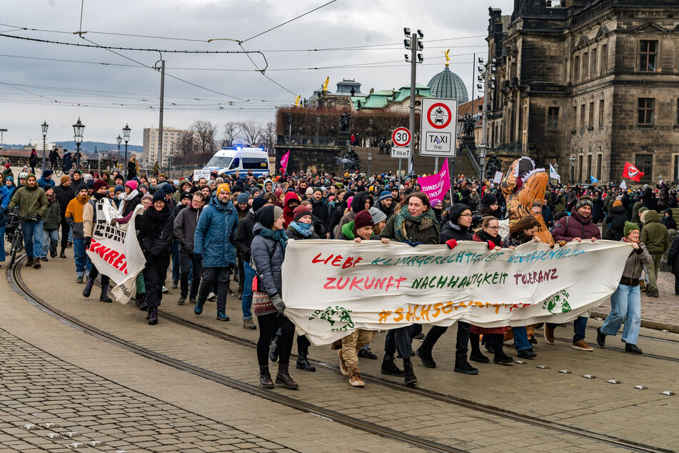 Eine Demonstration gegen rechts in der Dresdner Altstadt. Bei Lärm-Überschreitungen werden Veranstalter künftig aufgefordert, die Lautstärke zu reduzieren oder Geräte abzustellen. Wer das dann nicht tut, macht sich unter Umständen strafbar.