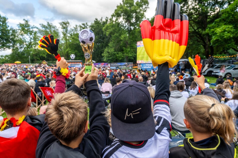 Mit vielen weiteren Fußball-Fans könnt Ihr am Samstagabend wieder das Deutschlandspiel ansehen.