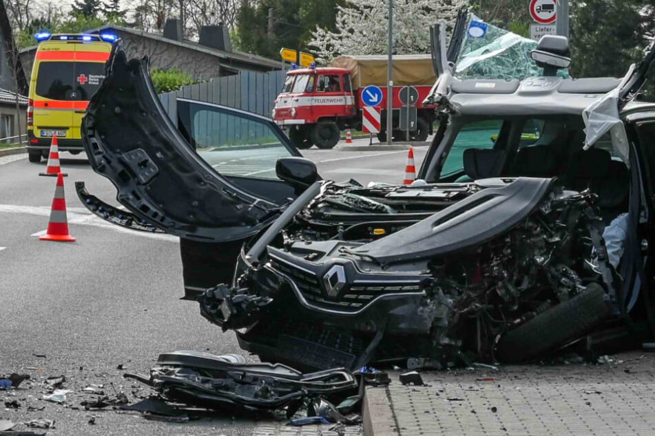 Renault kracht frontal in Lkw: Polizei sucht Zeugen nach schwerem Unfall in Mittelsachsen