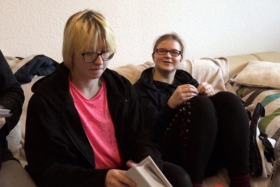 Jasmin (18, l.) unterstützt ihre Schwester Svenja (14), die in der Schule gemobbt wird.