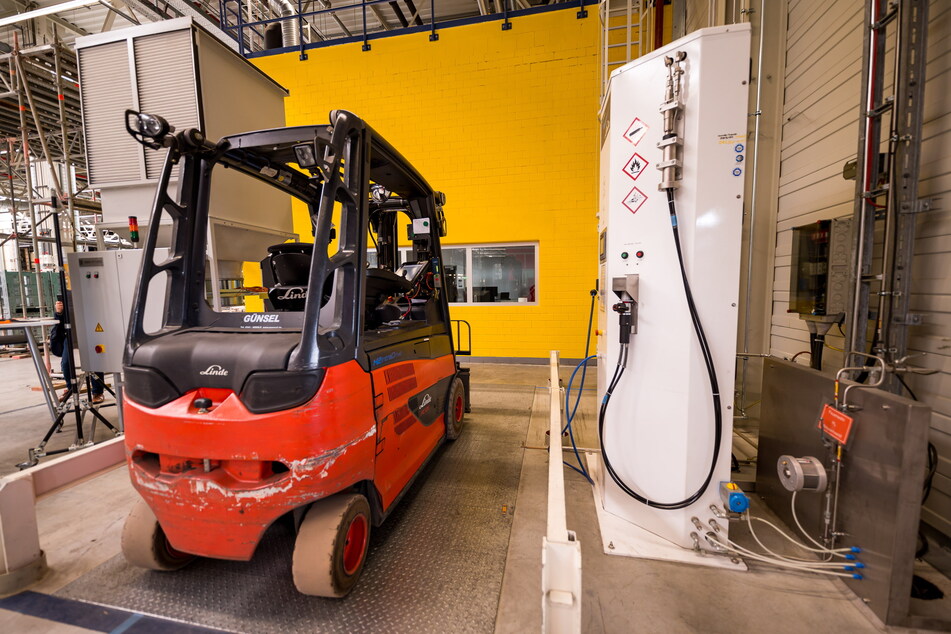 Ein Stapler an der Wasserstoff-Tanke – der Logistik-Fuhrpark im BMW-Werk ist inzwischen auf 121 Wasserstoff-Fahrzeuge angewachsen.
