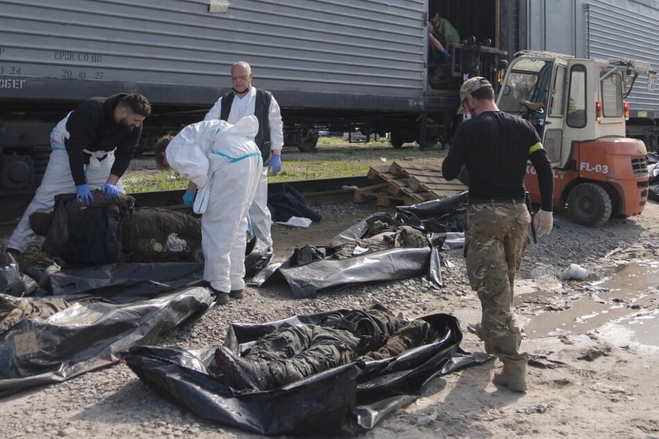 Gerichtsmediziner untersuchen in Charkiw die Leichen toter russischer Soldaten während einer Identifizierungsaktion.