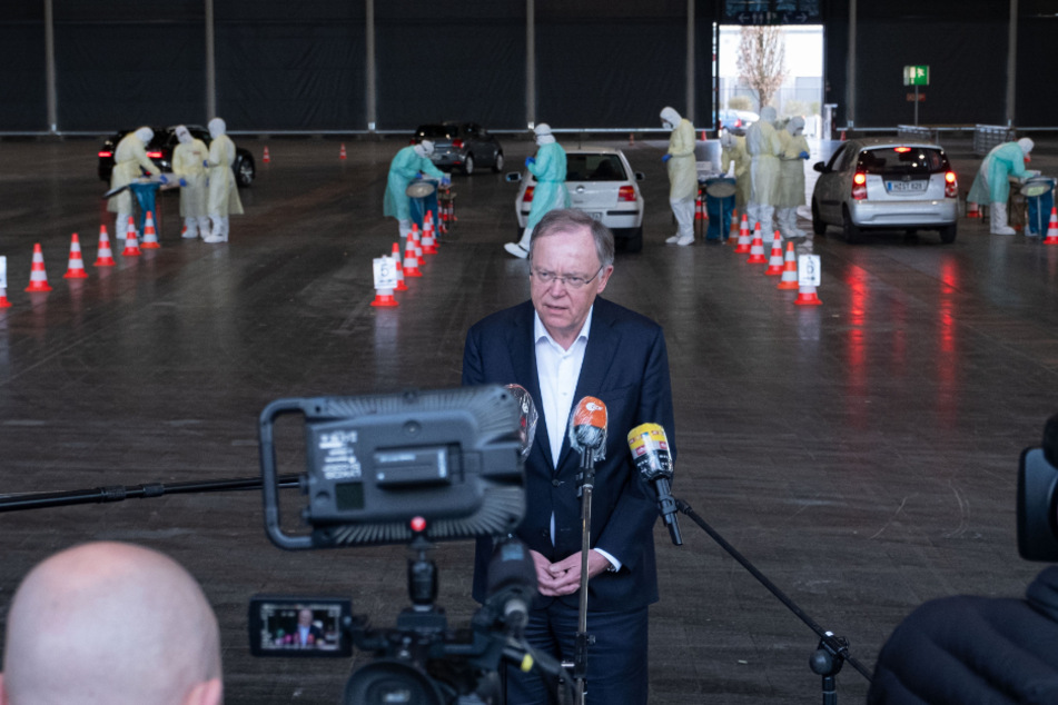 Niedersachsens Ministerpräsident Stephan Weil (61, SPD) vor Ort. 