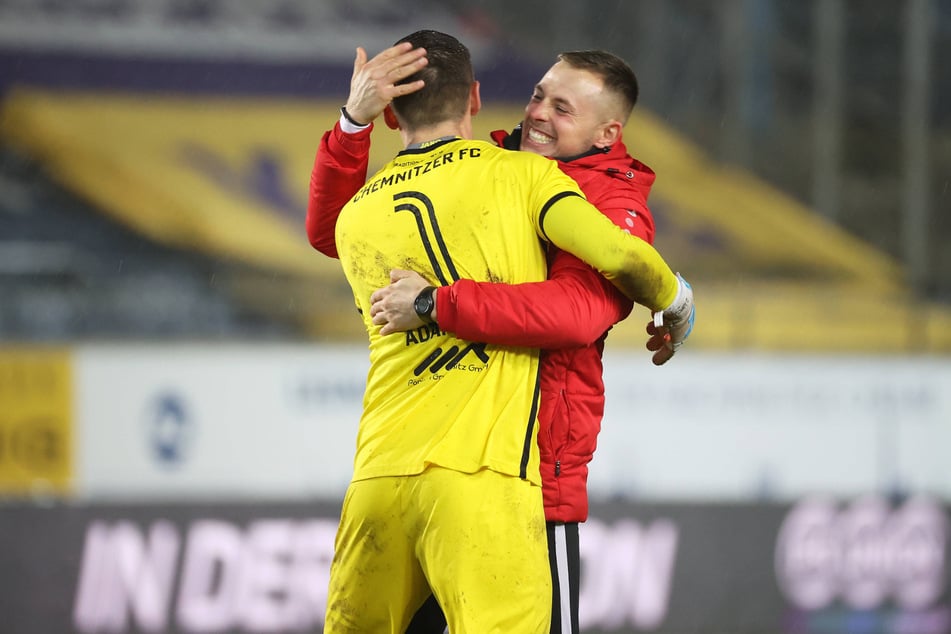 Auch ein Beleg für seine gute Arbeit: Torwarttrainer Patrik Brencic (r.) freut sich mit Daniel Adamczyk über dessen starke Leistungen.