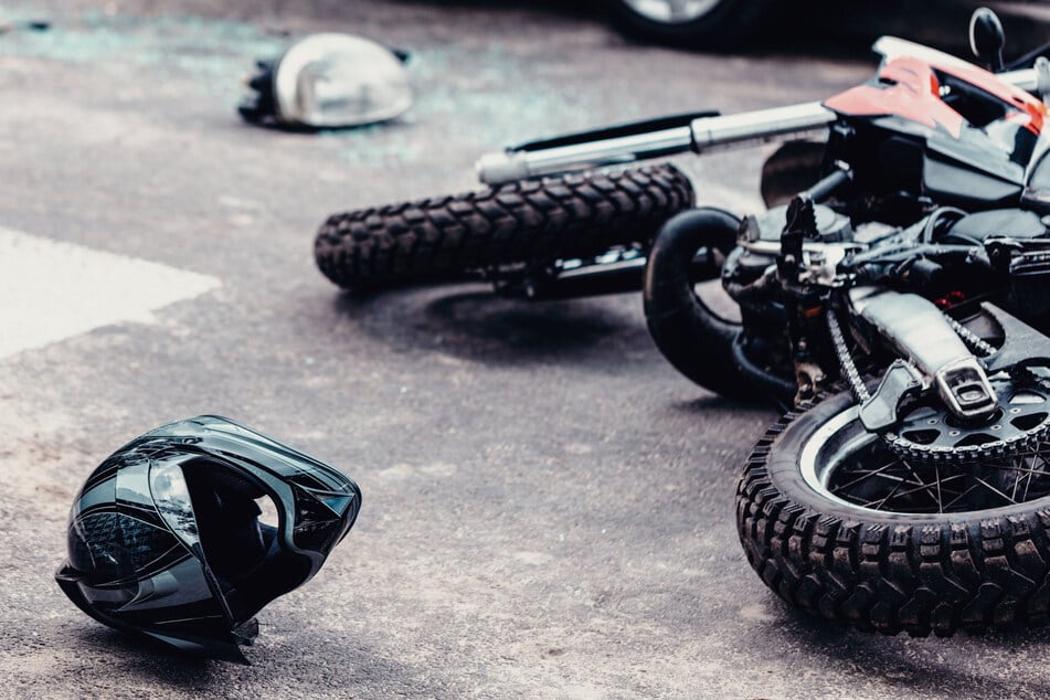 Der Motorradfahrer wollte eine Ausfahrt nehmen. (Symbolfoto)