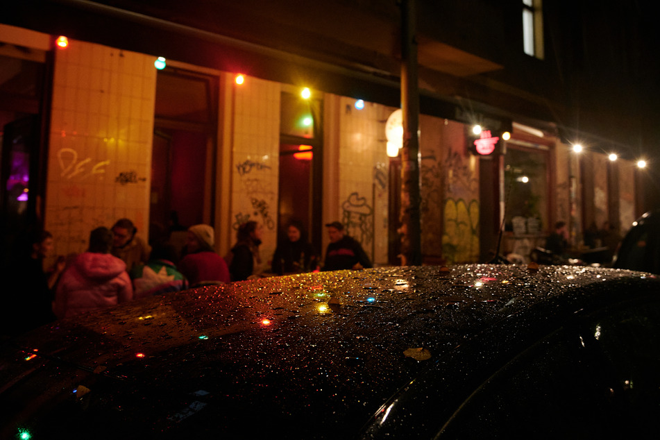 In der ersten Nacht mit der neuen Sperrstunde in Berlin haben sich noch lange nicht alle an die Regelung gehalten.