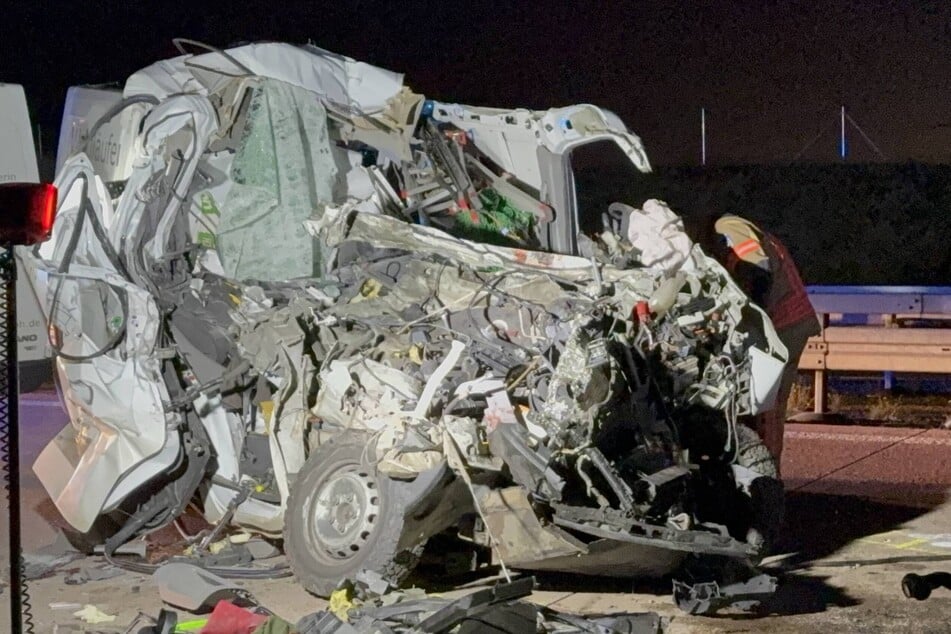 Der Kleintransporter wurde bei dem Unfall völlig zerstört.