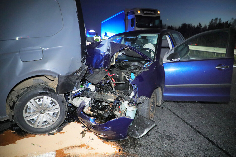 Ein VW Polo knallte in einen Caddy und schob diesen gegen die Leitplanke. Beide Fahrer wurden dabei schwer verletzt.
