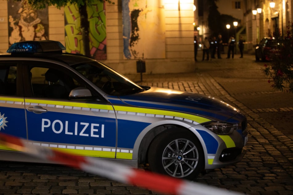 Polizisten stehen am Einsatzort in der Ansbacher Innenstadt.