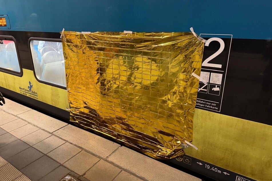 Eine Rettungsdecke verhinderte den direkten Blick auf den festsitzenden Mann.