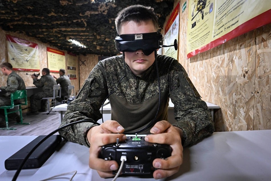 Ein russischer Soldat absolviert auf einer Militärbasis eine Ausbildung zum Drohnenpiloten. Sowohl Russen als auch Ukrainer gelten international als Spezialisten im Einsatz solcher Fluggeräte.