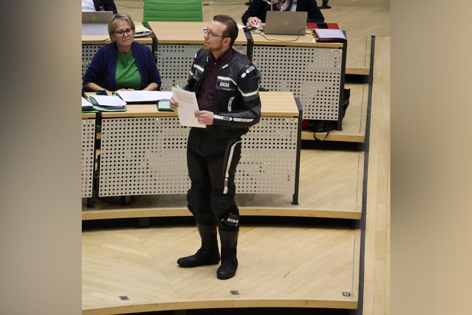 Nico Rudolph (36, BSW) in seiner Motorradkombi im Landtag.