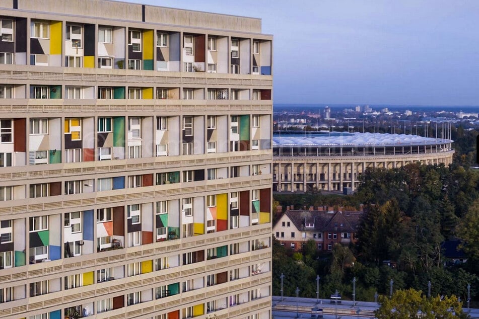 Das Corbusierhaus im Berliner Westend ist Pilgerstätte für Architekturfans und steht unter Denkmalschutz. Im Hintergrund das Olympiastadion.