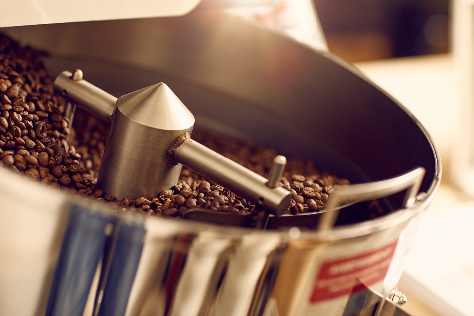 In Rösttrommeln wird der Kaffee schonend geröstet. Bei niedriger Temperatur und mehr Zeit in der Trommel werden Aromen optimal entwickelt - ohne verbrannten, bitteren Geschmack.