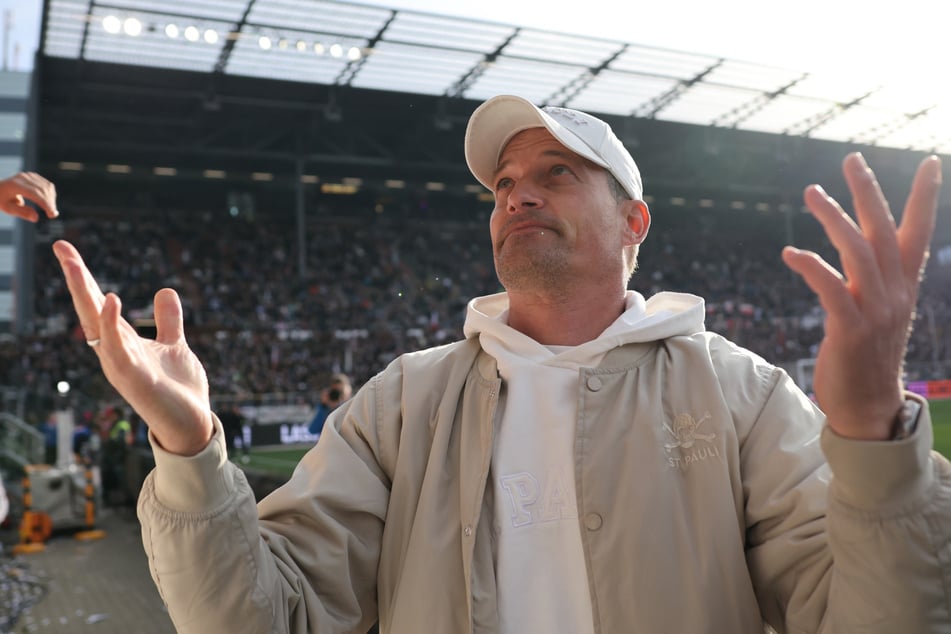 St. Paulis Trainer Alexander Blessin (52) lenkt sich im Abstiegskampf und dem steigenden Druck mit Rasen mähen ab.