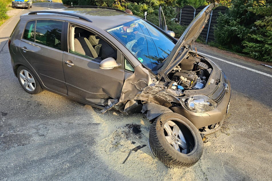 Bei dem VW wurde durch den Unfall ein Vorderrad abgerissen.