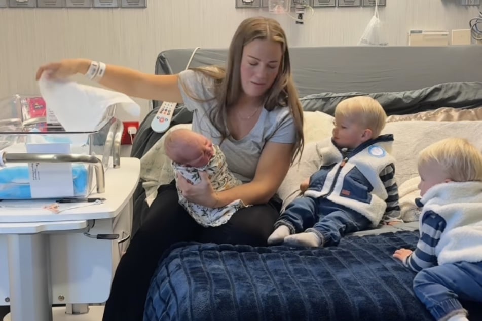 Als der Säugling spuckte und anfing, zu weinen, nahm einer der Zwillingsjungen lieber Reißaus.