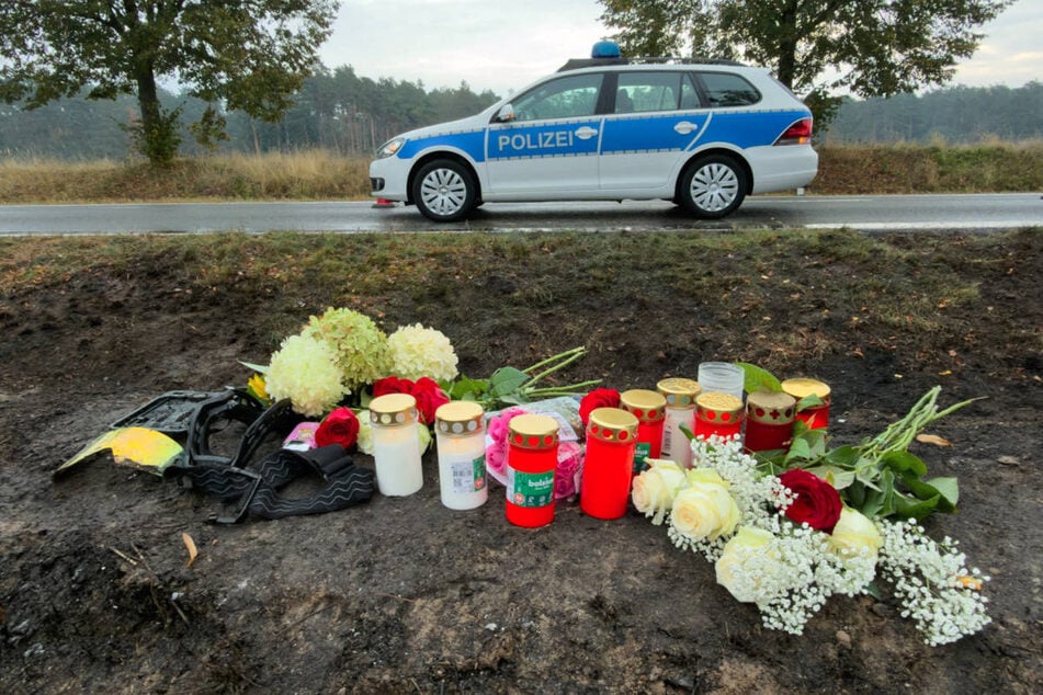 An der Unfallstelle sind im Gedenken an die vier Jugendlichen Blumen und Kerzen niedergelegt worden.