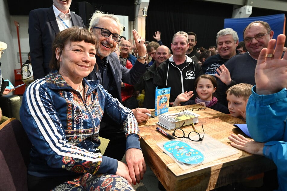 Der Hype um "Go Trabi Go" ist ungebremst: Claudia Schmutzler (57) und Wolfgang Stumph (78) bei der Schau "Trabi &amp; Friends". Viele Fans kamen.