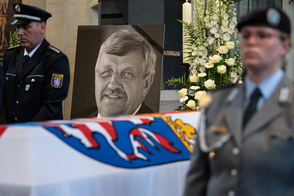 Das Konterfei von Walter Lübcke (CDU) ist hinter einem Bundeswehrsoldaten am Sarg bei einem Trauergottesdienst in der Kasseler Martinskirche zu sehen.