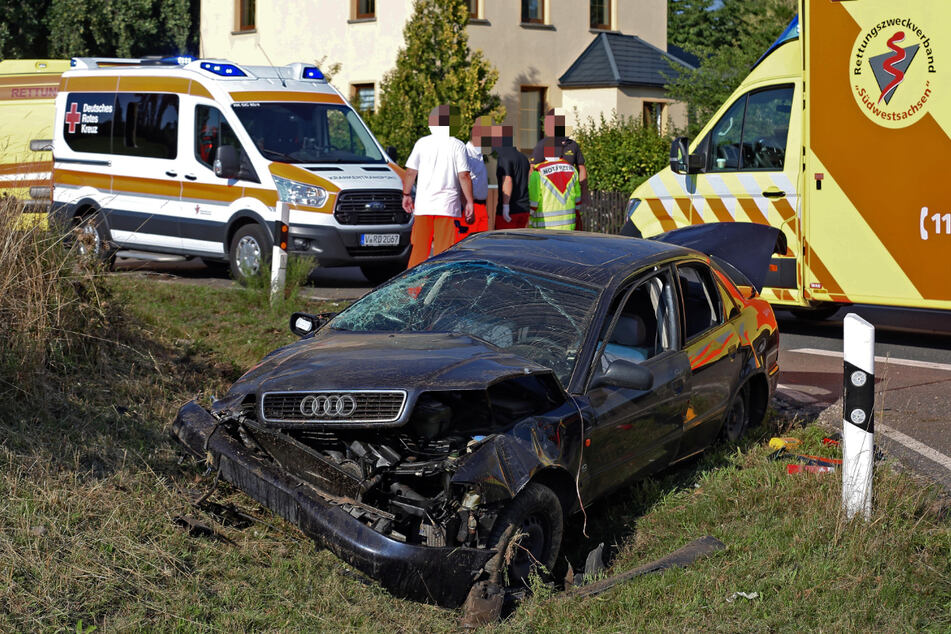 Schwerer Unfall auf der B175 bei Glauchau: Ein Audi krachte in eine Böschung.