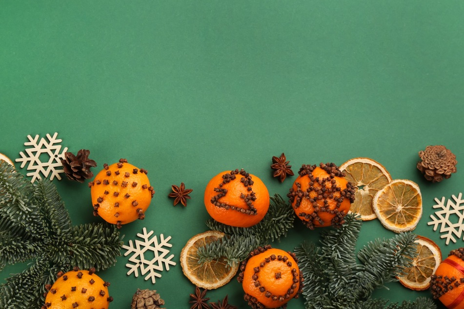 Dekorative Duftkugeln aus Orangen verströmen einen weihnachtlichen Duft.