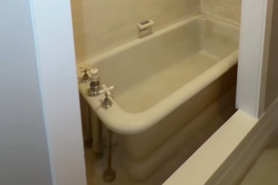 Die Badewanne müsste nur noch geputzt werden. Dann könnte man wohl wieder darin baden.