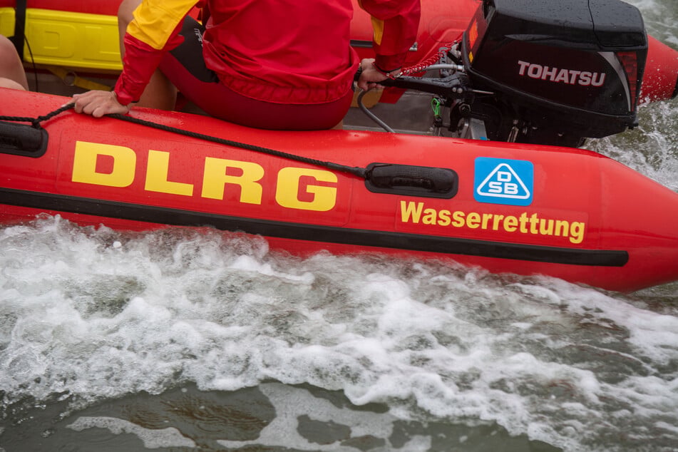 Rettungsschwimmer der DLRG holen eine in Not geratene Schwimmerin aus dem Wasser. (Symbolbild)