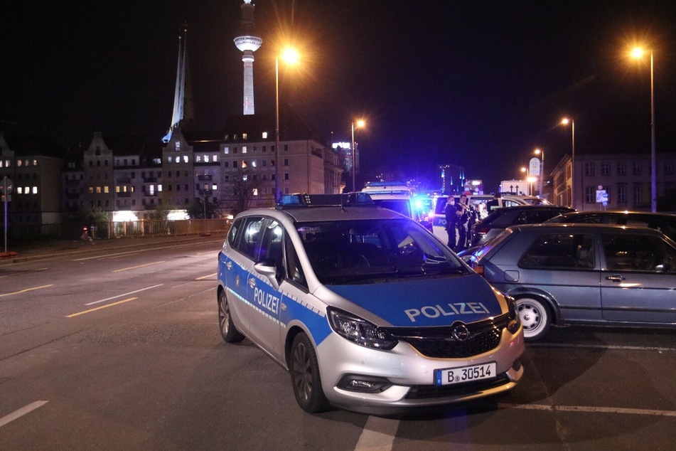 In einer Wohnung in Berlin-Mitte sollen am späten Montagabend Schüsse gefallen sein.