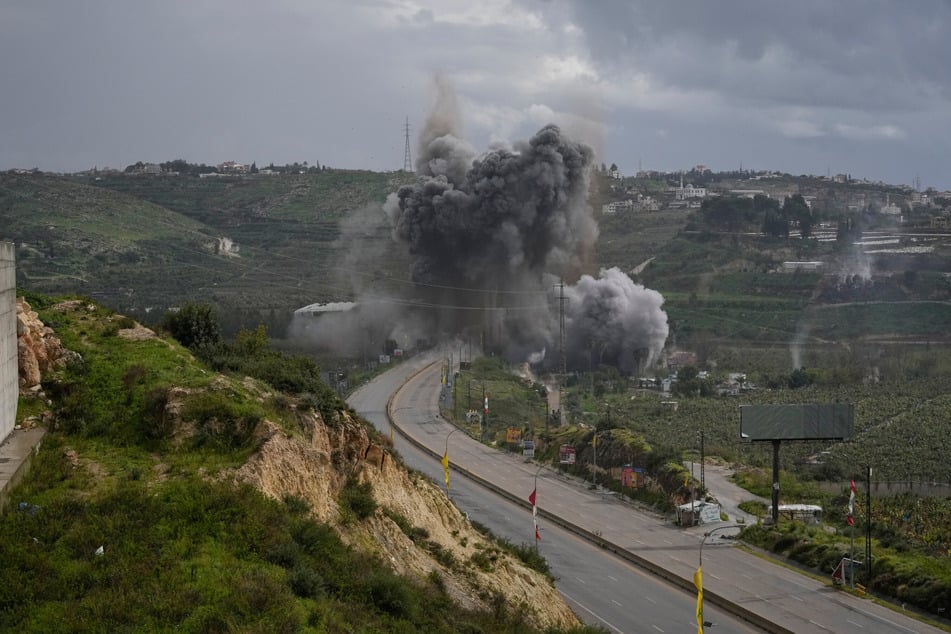 Die israelische Armee greift im Libanon seit mehreren Tagen wichtige Brücken und Straßen an. Die Hisbollah-Miliz schlägt zurück.