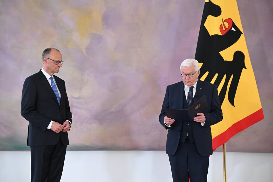 Neu-Kanzler Friedrich Merz (69, CDU, l.) bekam seine Ernennungsurkunde von Bundespräsident Frank-Walter Steinmeier (69, SPD, r.) überreicht.