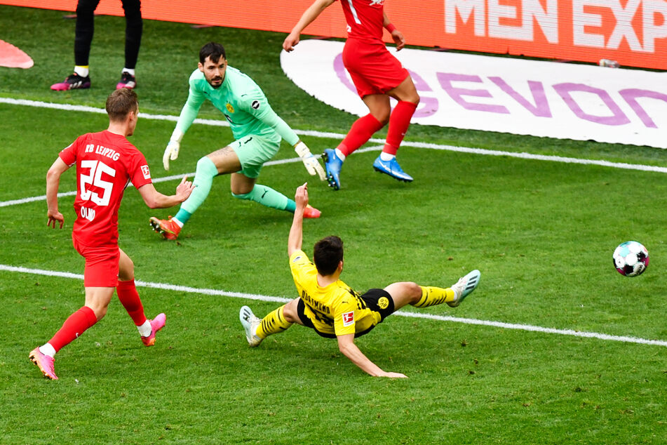 Dani Olmo (l.) gleicht zum 2:2 für RB Leipzig aus.