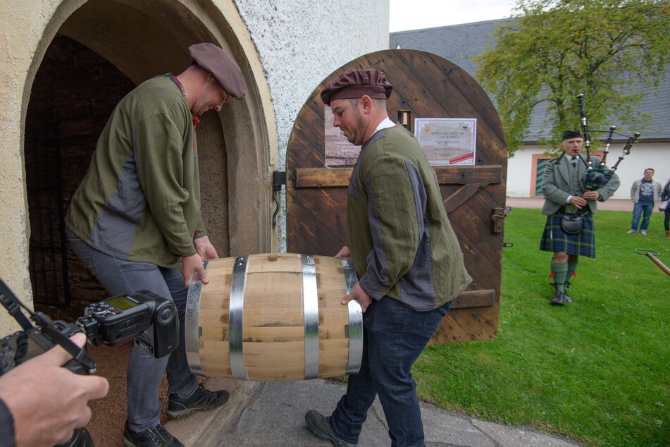 Der "Jubiläums-Whisky" wurde schon im Oktober 2020 zum Reifen im Brunnenhaus eingelagert.