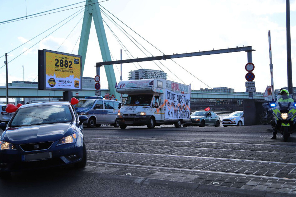 Am Samstag fuhr in Köln ein Autokorso mit rund 30 Fahrzeugen von Corona-Leugnern durch die Stadt.