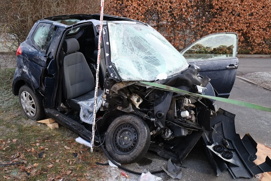 Die Feuerwehr musste zwei Personen aus dem Microcar befreien.