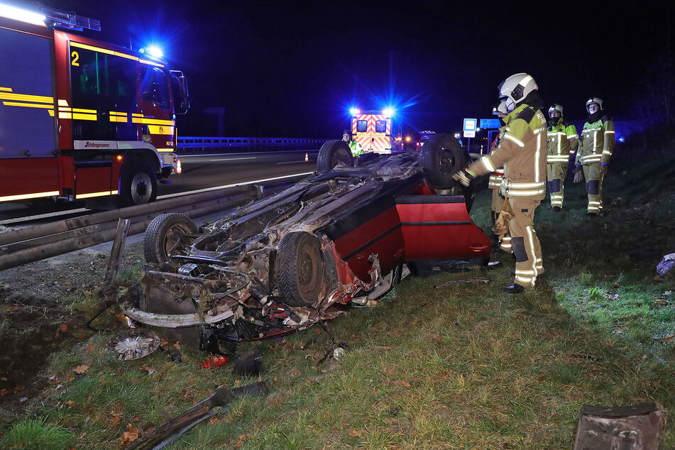 Auf dem Dach liegend endete der schlimme Unfall in der Nacht zum Sonntag an der Anschlussstelle Dresden-Wilder Mann