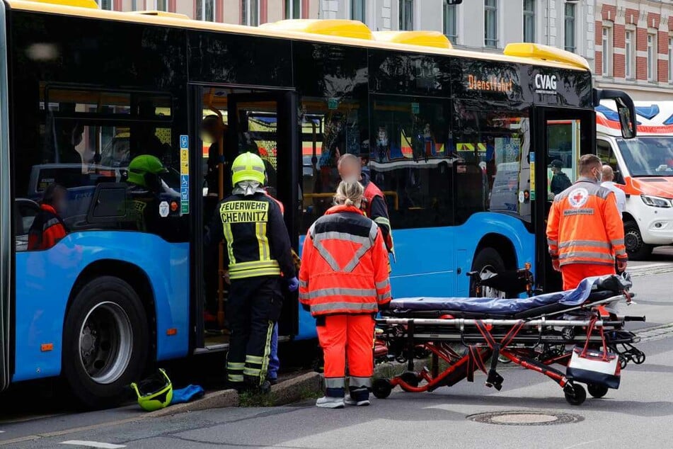Schwerer Bus-Crash in Chemnitz: Sieben Verletzte darunter ein Baby