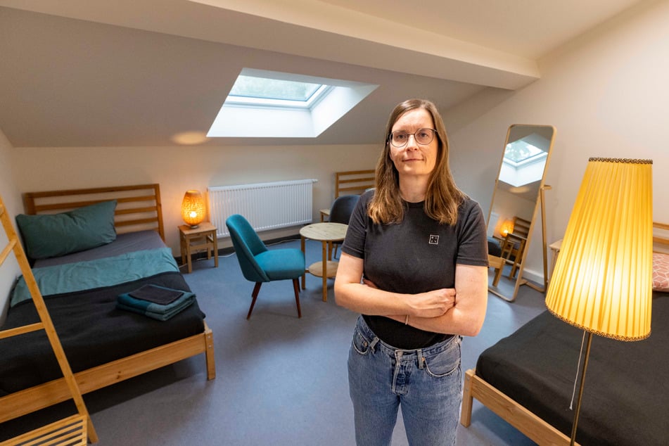 Romy Jaehnig (40, Geschäftsführerin scheune e.V.) in einem der Apartments.