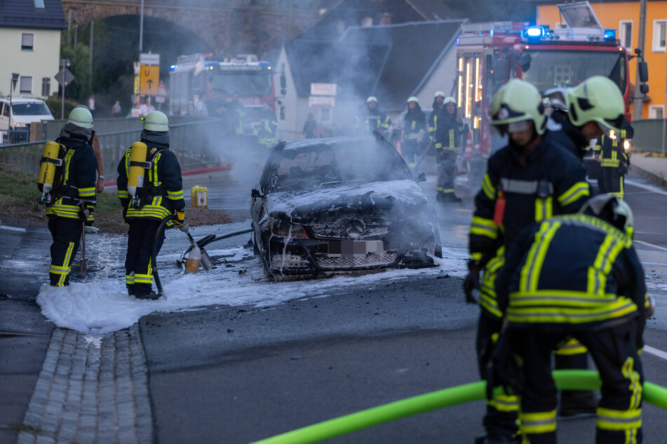 Ein Mercedes brannte in Bobritzsch-Hilbersdorf (Landkreis Mittelsachsen) komplett ab.