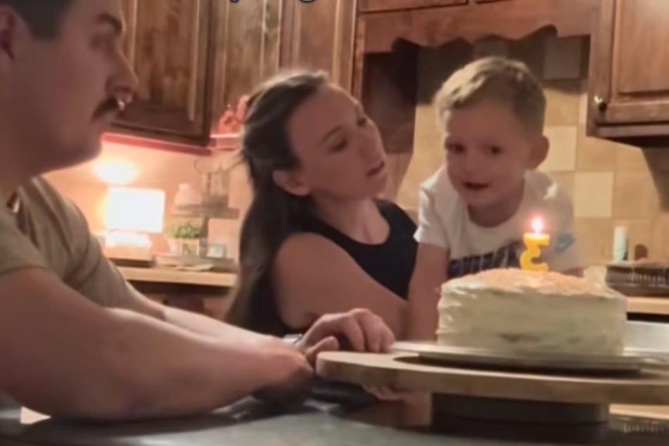 Familie singt Geburtstagslied für verstorbenes Kind: Was sein kleiner Bruder dann sagt, trifft direkt ins Herz